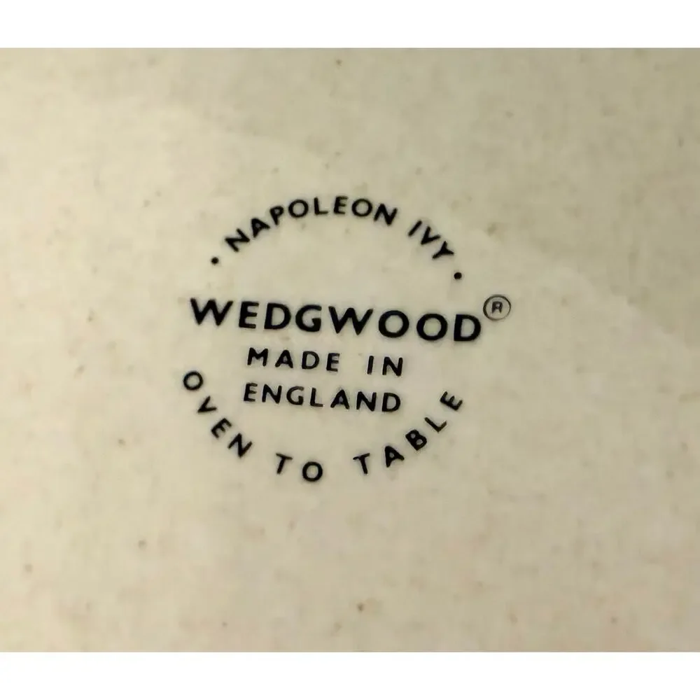 Wedgwood Napoleon Ivy Oven to Table 2.5 Quart Oval Covered Casserole English
